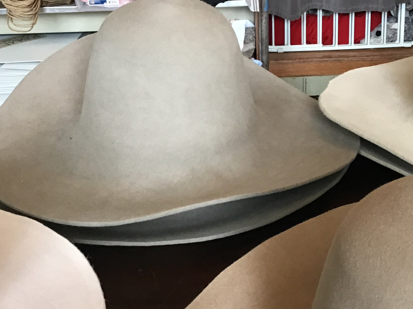 Western weight suede fur felt capelines 220? LT SILVER with 2 small stains