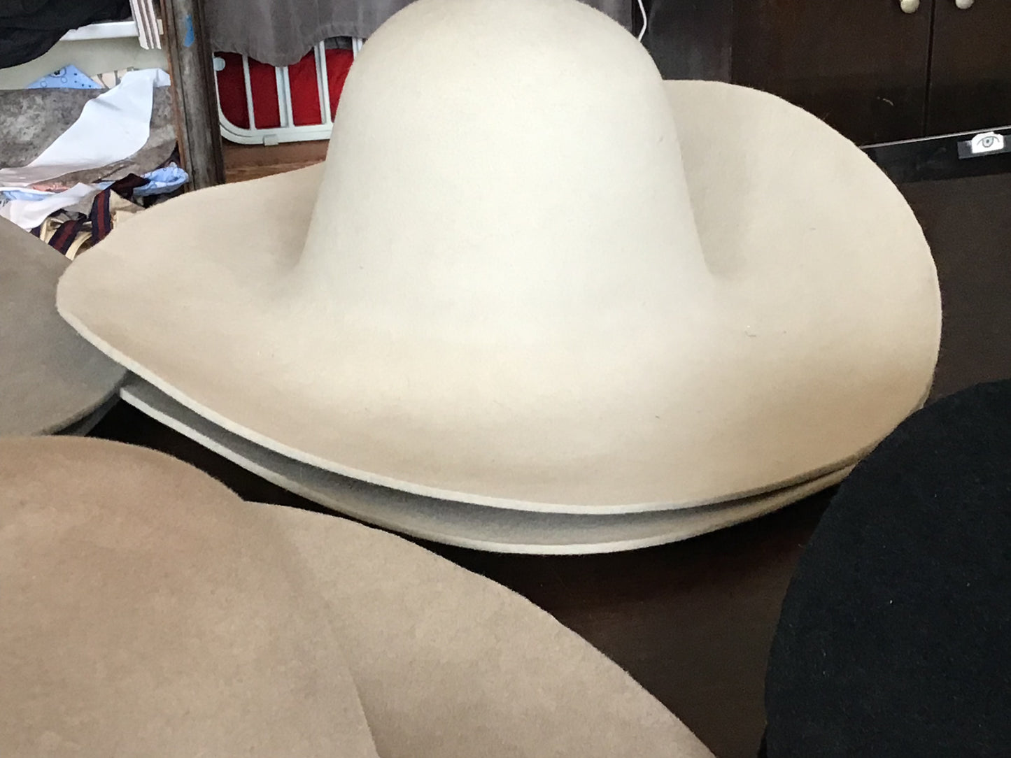 Western weight suede fur felt capelines 220? LT SILVER with 2 small stains