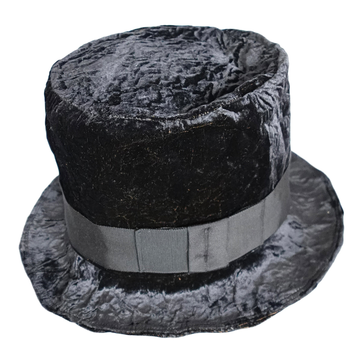 a black top hat with a grey ribbon